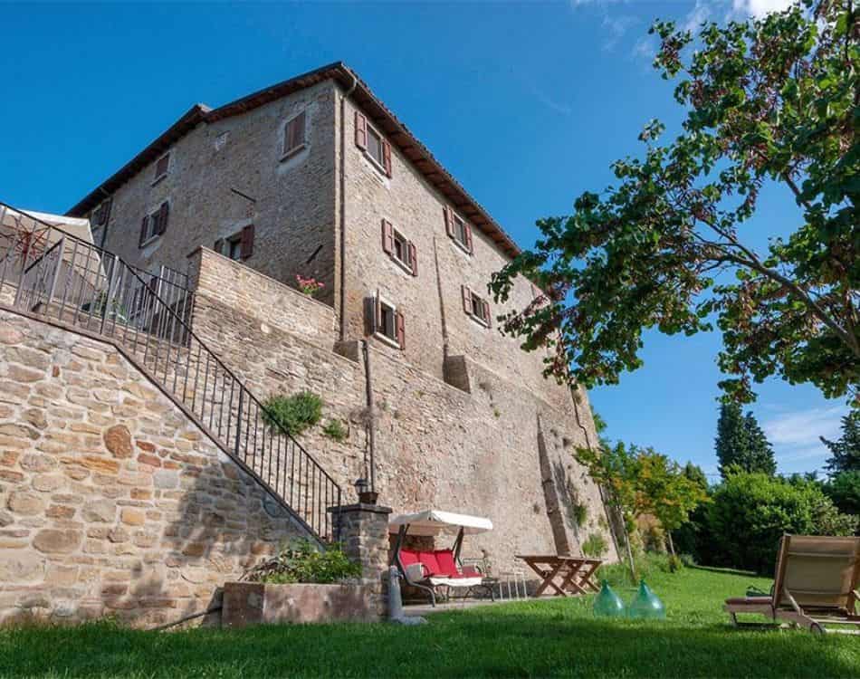 Castello Montesasso Vini biologici artigianali di altissima qualita' in vendita online su www.finetaste.it